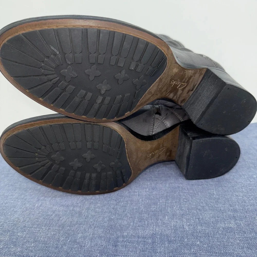 Clarks Movie Retro Quilted Leather Side Zip Ankle Boots Block‎ Heel Gray Sz 9.5